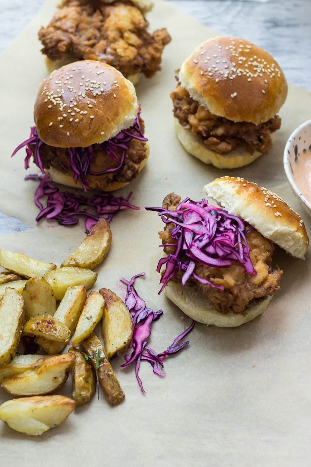 Oh man, fried chicken is just the best isn't it? Especially these buttermilk fried chicken sandwiches with cabbage slaw and sriracha mayo!