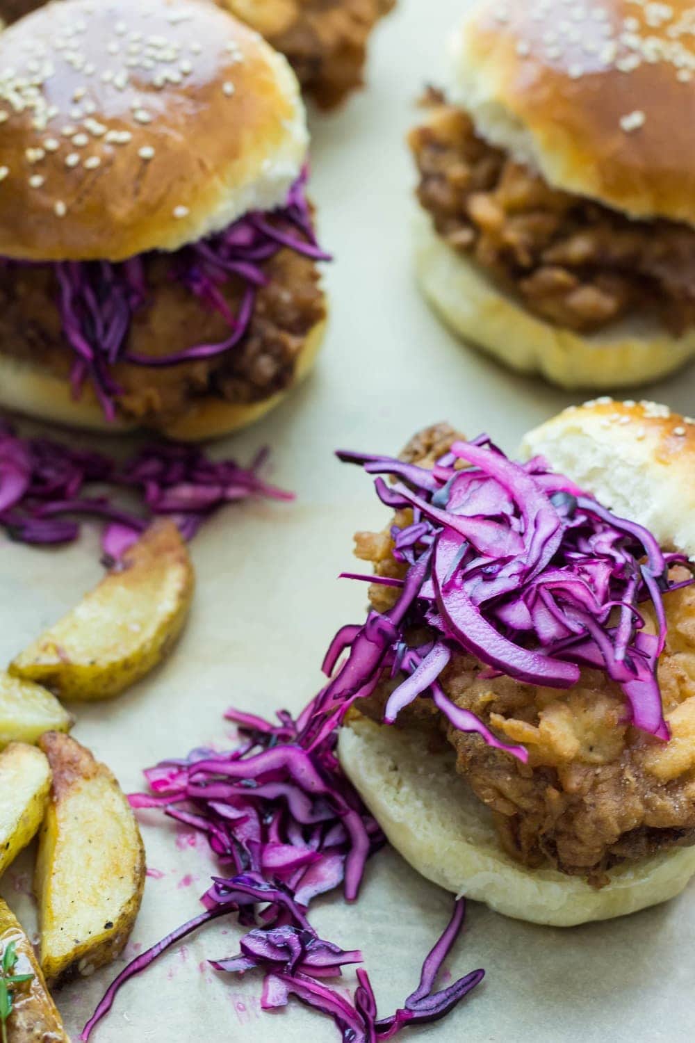 Oh man, fried chicken is just the best isn't it? Especially these buttermilk fried chicken sandwiches with cabbage slaw and sriracha mayo!