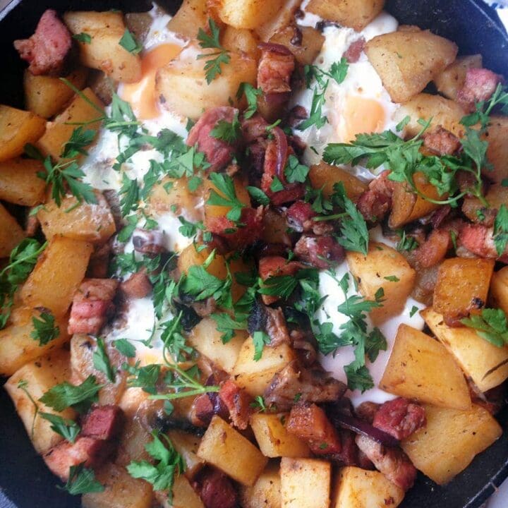 This potato, bacon and mushroom hash is a quick meal which works for breakfast, brunch, lunch and even dinner! The addition of paprika adds a great smoky flavour.