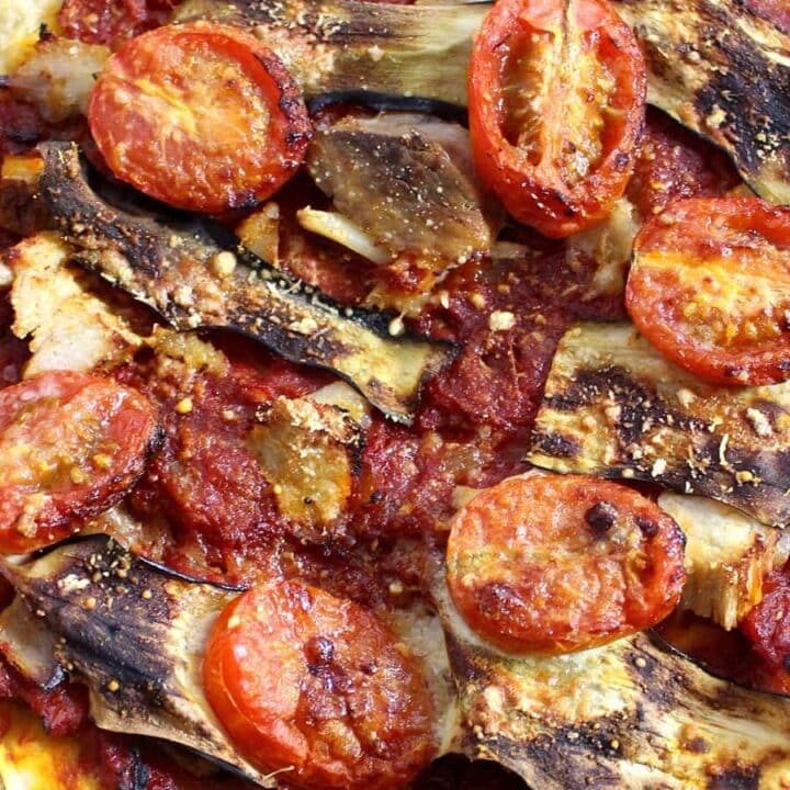 This roasted garlic, pork & aubergine pizza is the perfect combination of garlicky, meaty, salty goodness. It's perfect for using up leftover roast pork!