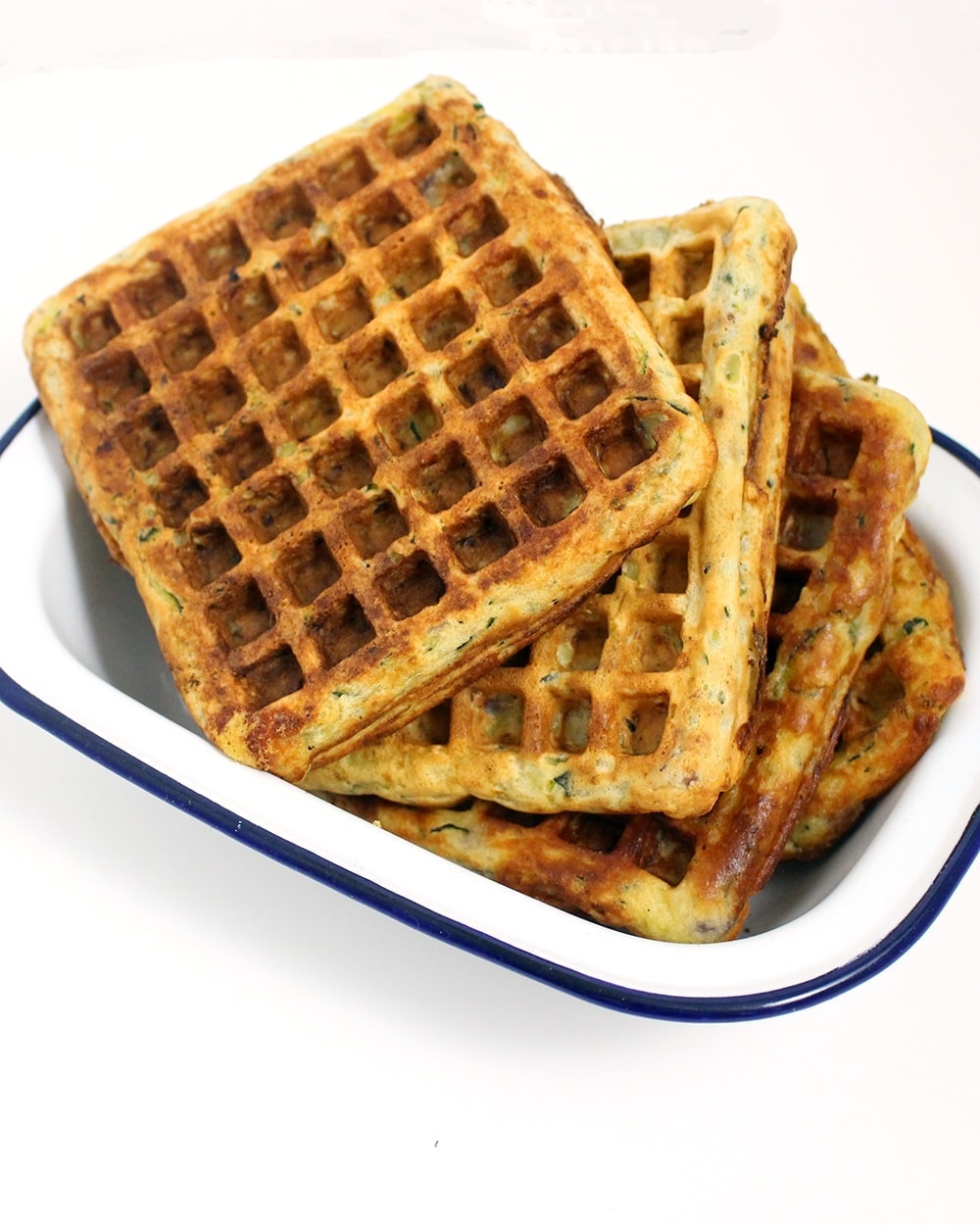 Spicy salmon is the perfect complement to these tasty courgette waffles. Top everything with this super quick, creamy hollandaise sauce!