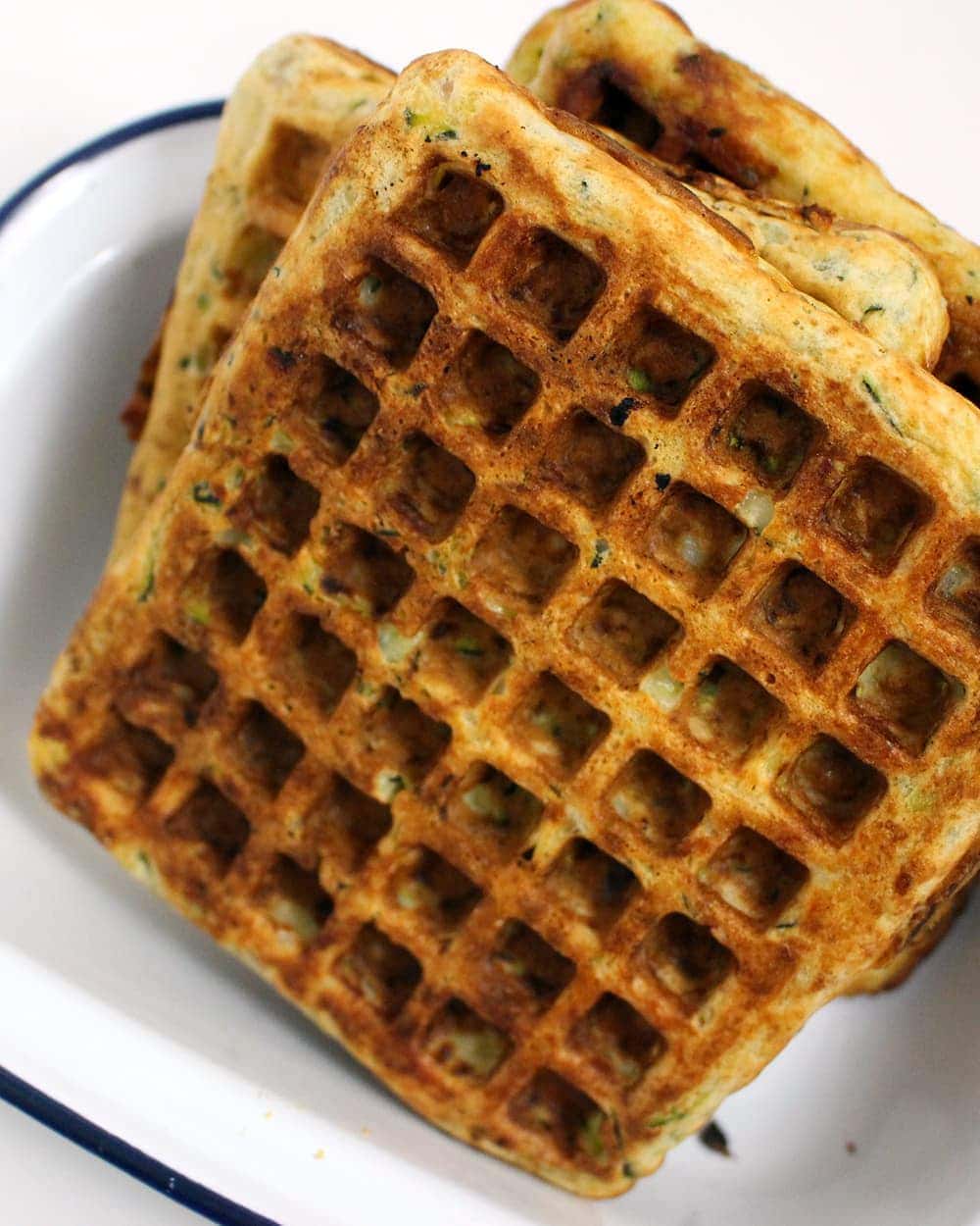 Spicy salmon is the perfect complement to these tasty courgette waffles. Top everything with this super quick, creamy hollandaise sauce!