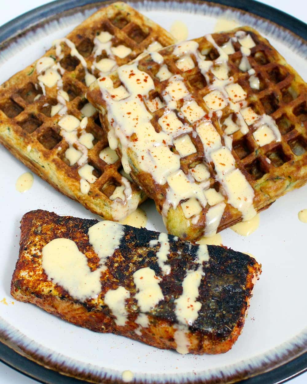 Spicy salmon is the perfect complement to these tasty courgette waffles. Top everything with this super quick, creamy hollandaise sauce!