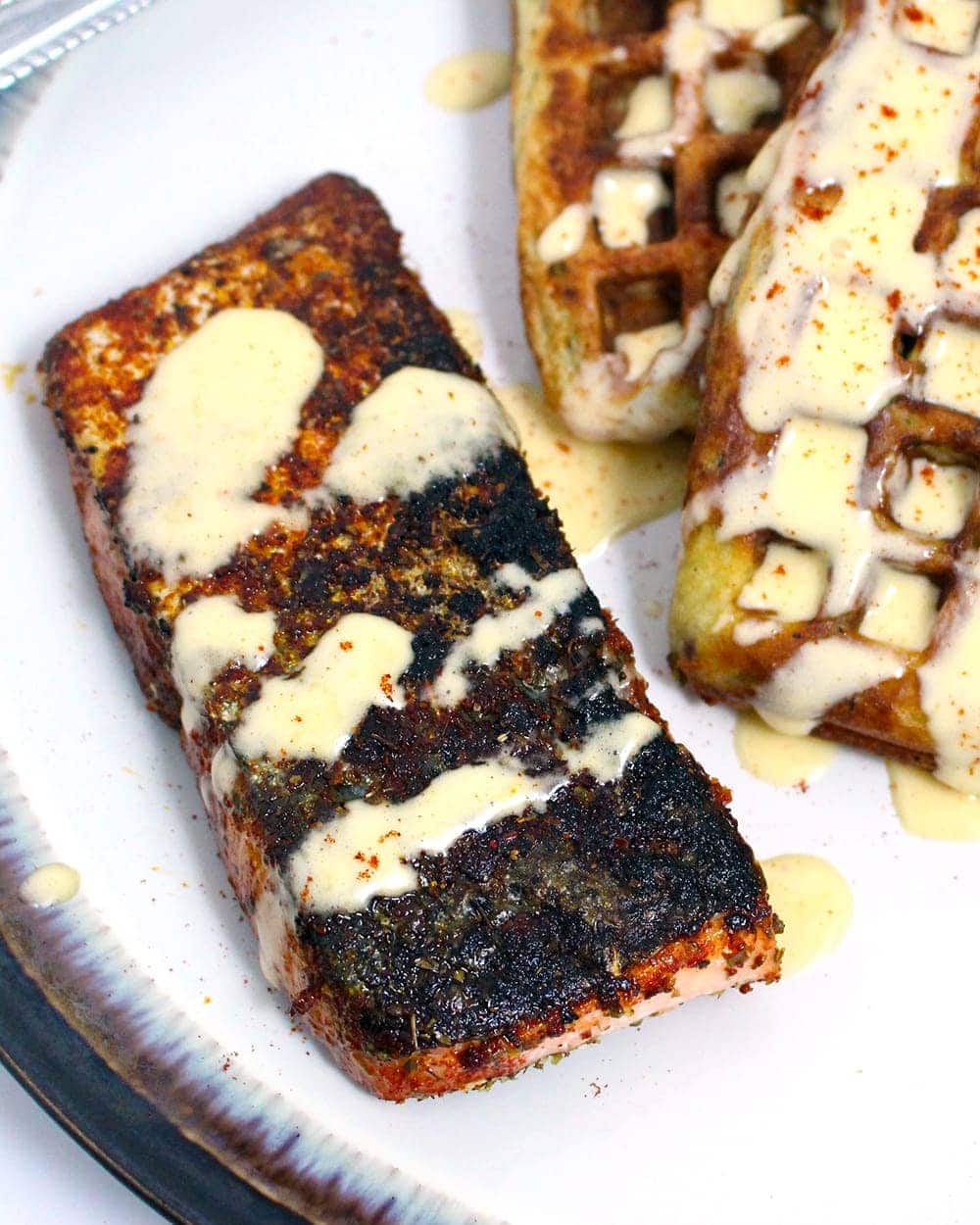 Spicy salmon is the perfect complement to these tasty courgette waffles. Top everything with this super quick, creamy hollandaise sauce!