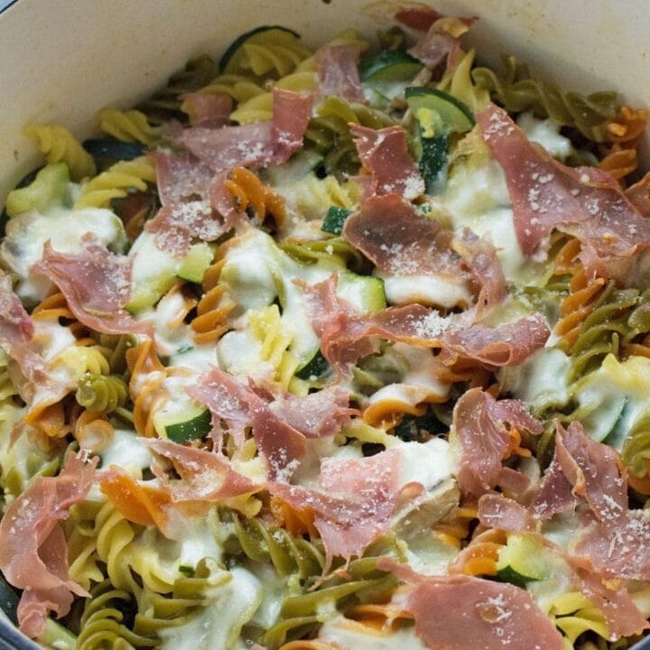 This courgette & prosciutto one pot pasta recipe is so quick and easy. Throw everything in the pot and 20 minutes later you've got dinner on the table!