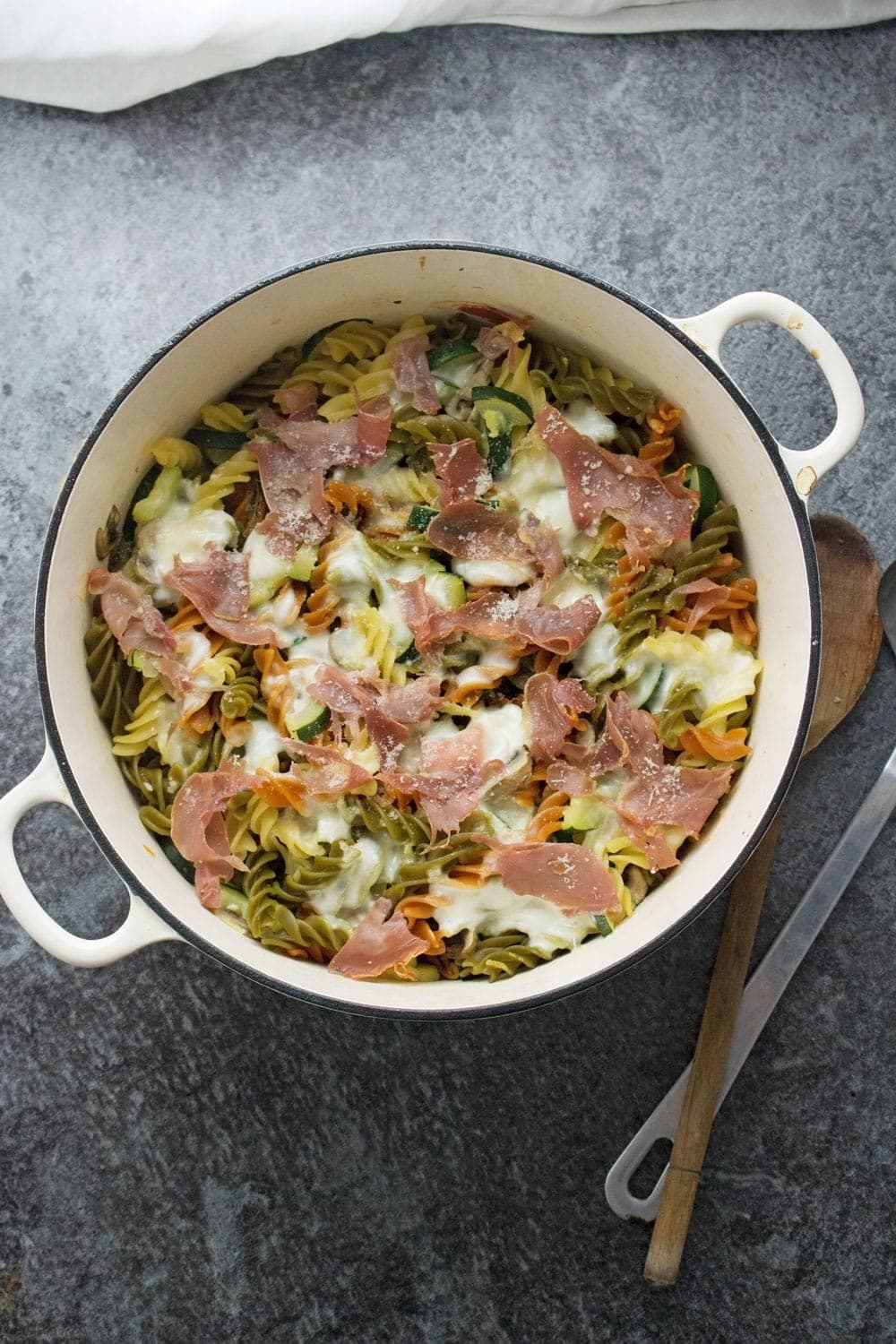 This courgette & prosciutto one pot pasta recipe is so quick and easy. Throw everything in the pot and 20 minutes later you've got dinner on the table!