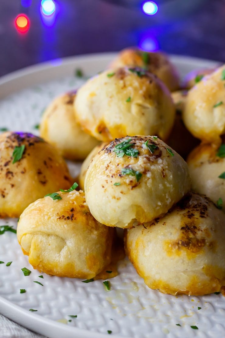 Close up of pesto mozzarella stuffed dough balls on a grey plate