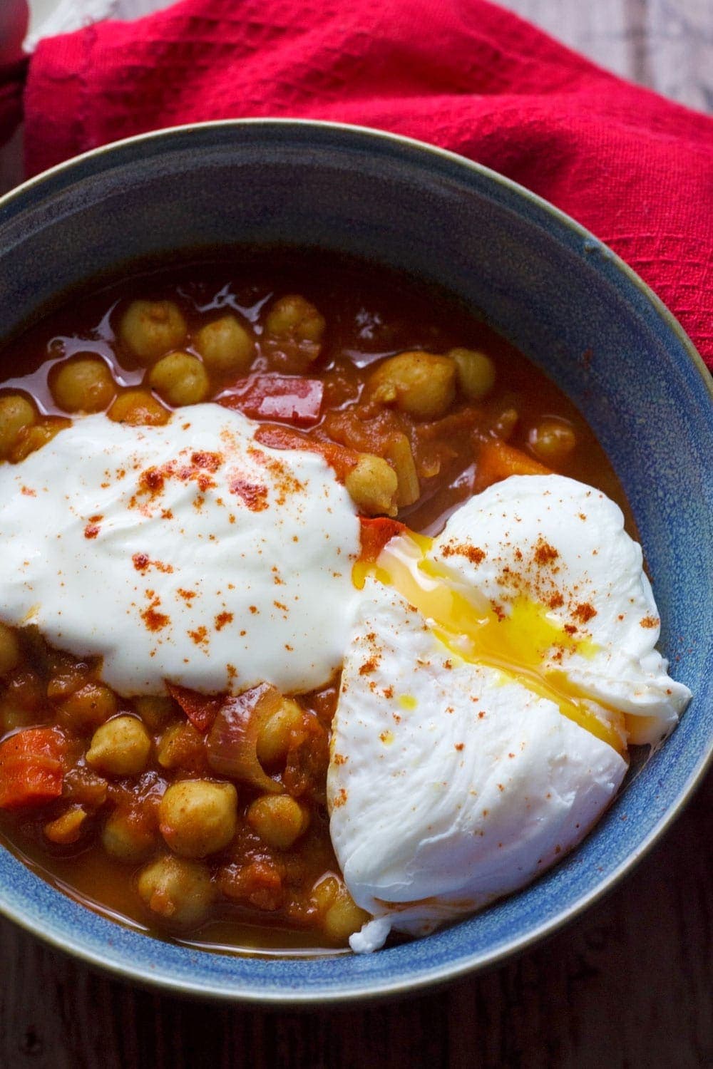 These 30 minute Moroccan chickpea polenta bowls are the perfect weeknight dinner! Smoky chickpeas and creamy polenta are perfect topped with a poached egg.