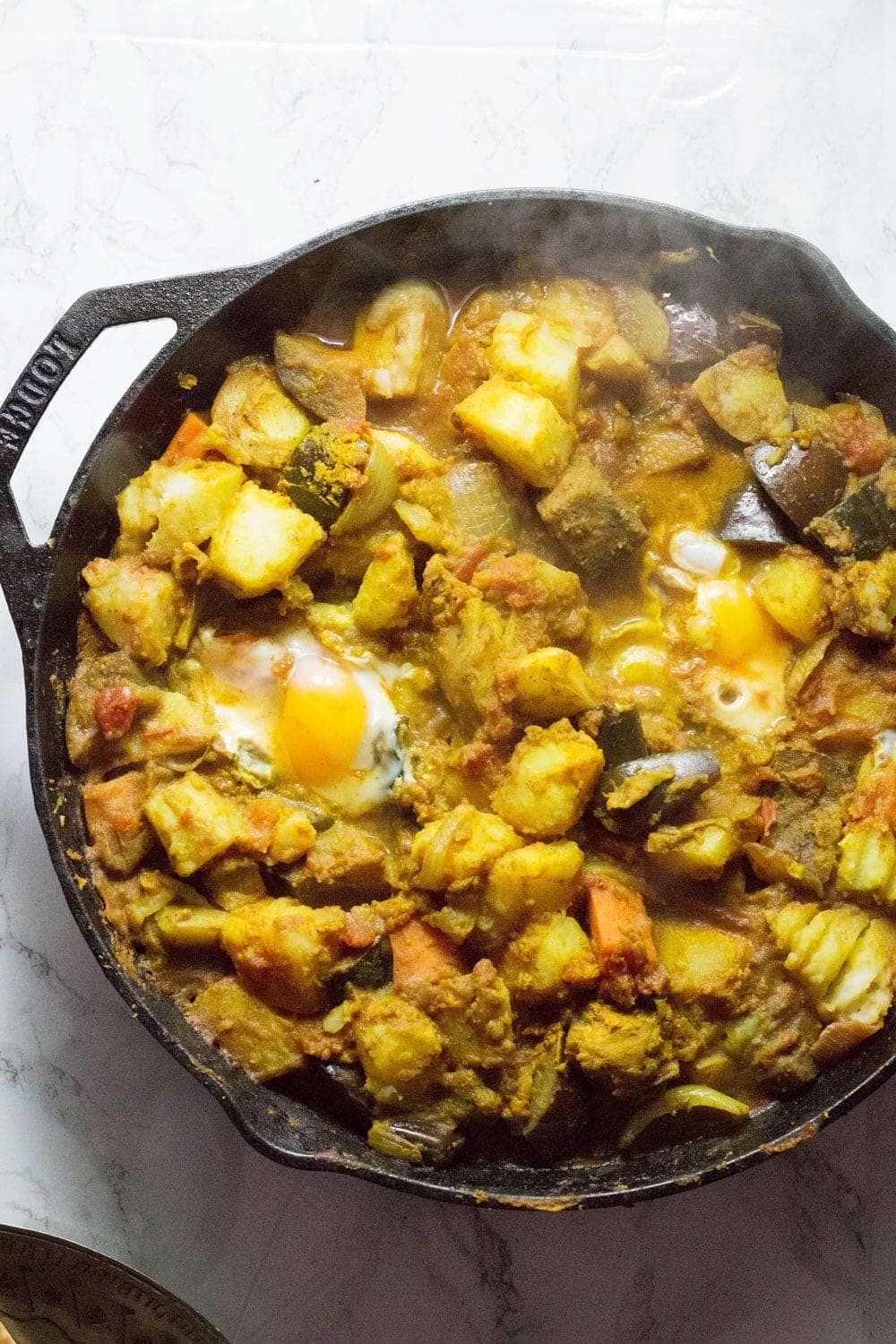 This easy curry potato & egg skillet is a great weeknight dinner. It's got bags of flavour, comes together quickly and is made of super cheap ingredients!