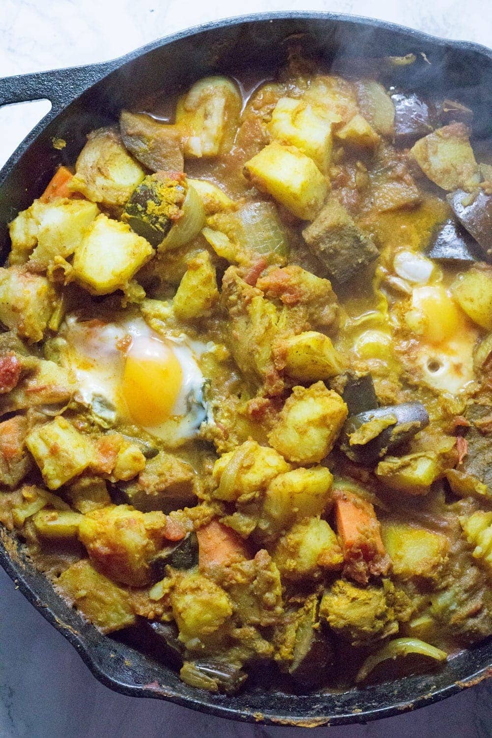 This easy curry potato & egg skillet is a great weeknight dinner. It's got bags of flavour, comes together quickly and is made of super cheap ingredients!