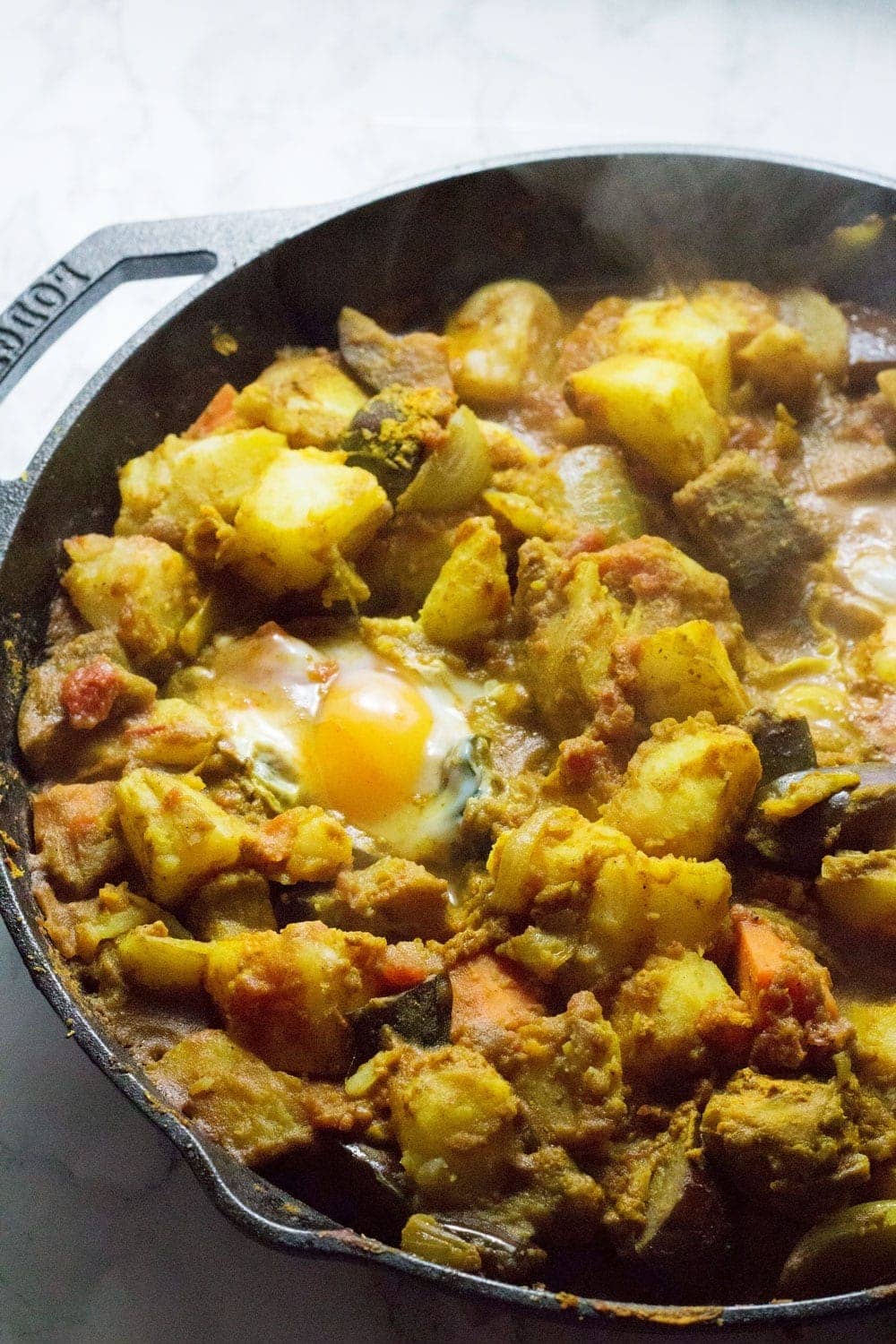 This easy curry potato & egg skillet is a great weeknight dinner. It's got bags of flavour, comes together quickly and is made of super cheap ingredients!