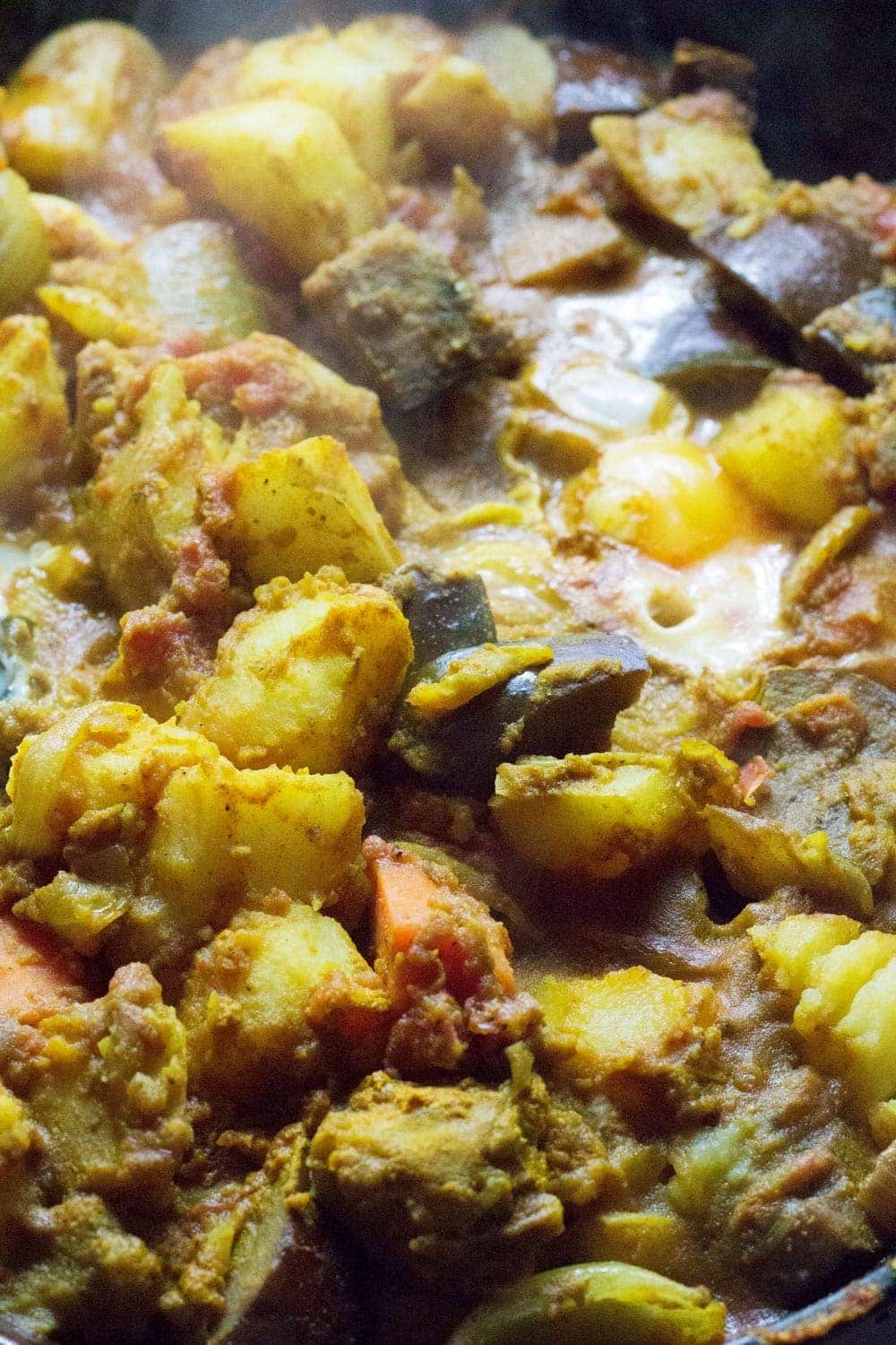 This easy curry potato & egg skillet is a great weeknight dinner. It's got bags of flavour, comes together quickly and is made of super cheap ingredients!