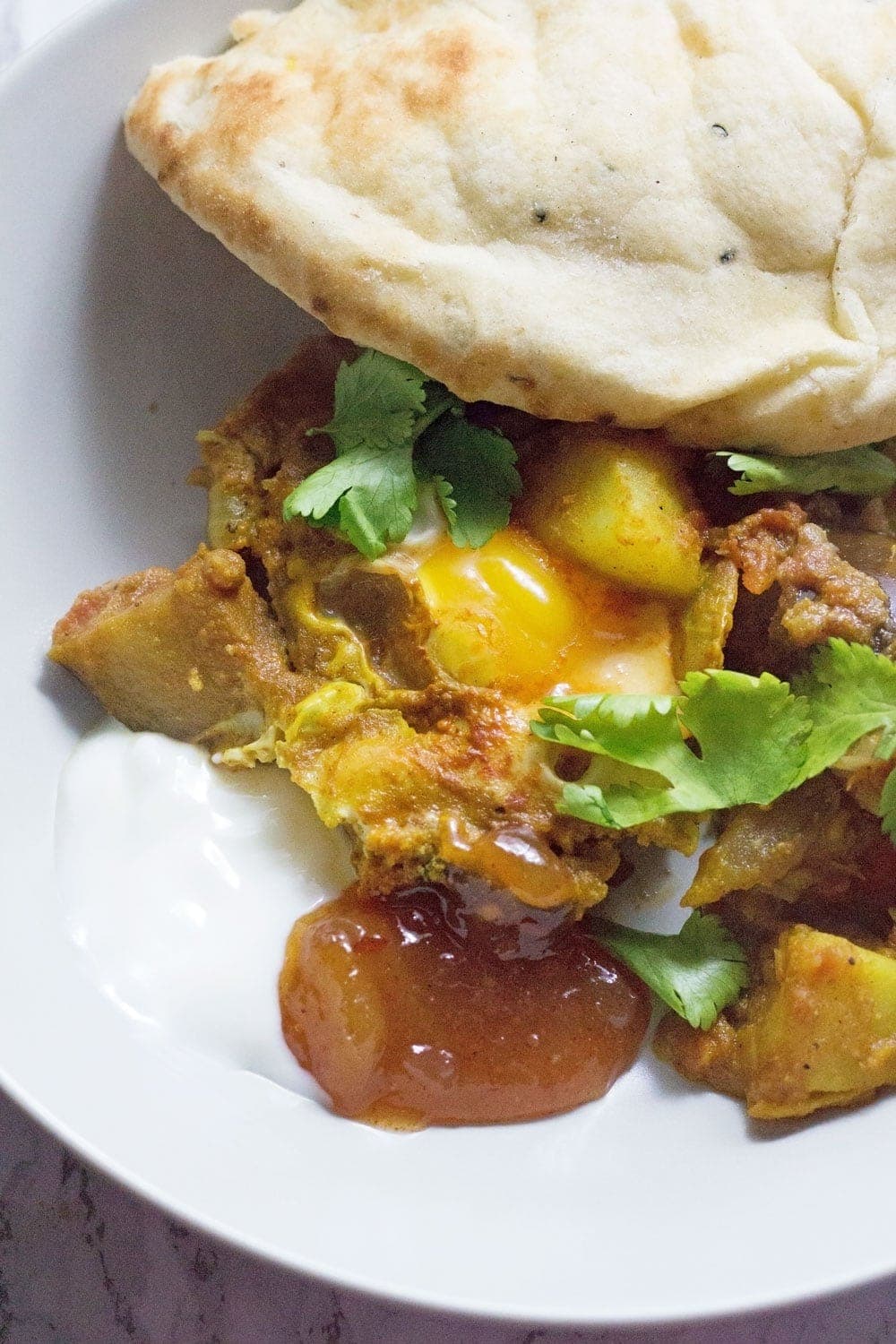 This easy curry potato & egg skillet is a great weeknight dinner. It's got bags of flavour, comes together quickly and is made of super cheap ingredients!