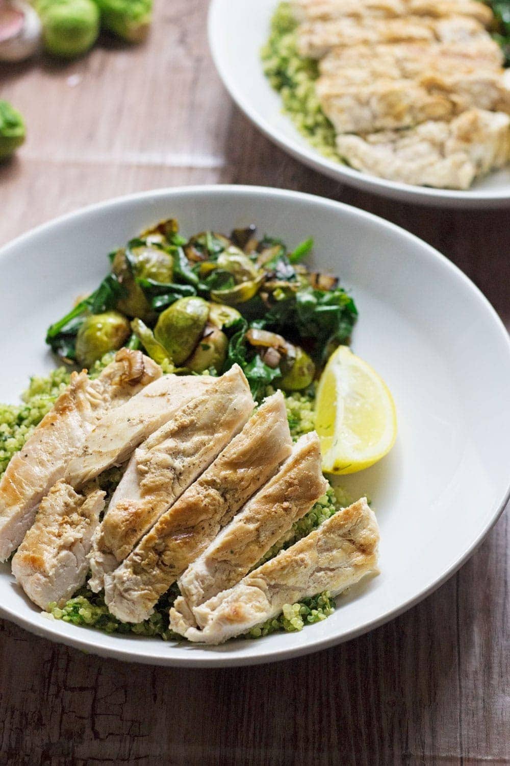 Looking for a delicious and healthy weeknight dinner? These healthy green quinoa bowls topped with chicken are the perfect thing!