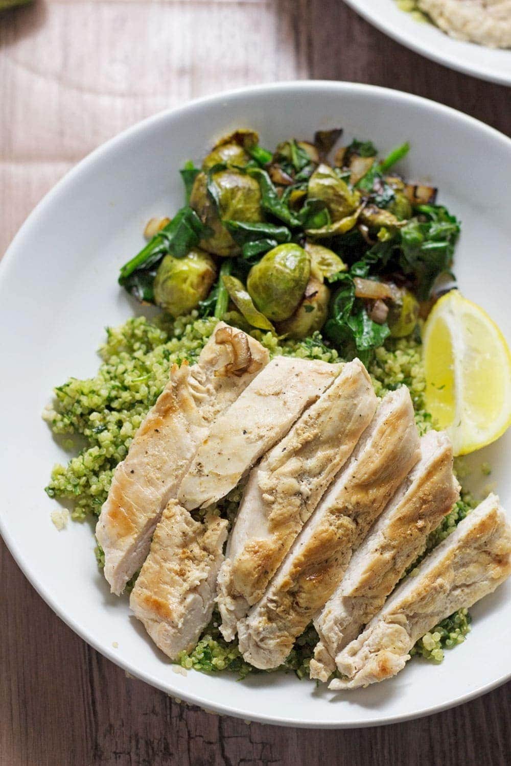 Looking for a delicious and healthy weeknight dinner? These healthy green quinoa bowls topped with chicken are the perfect thing!