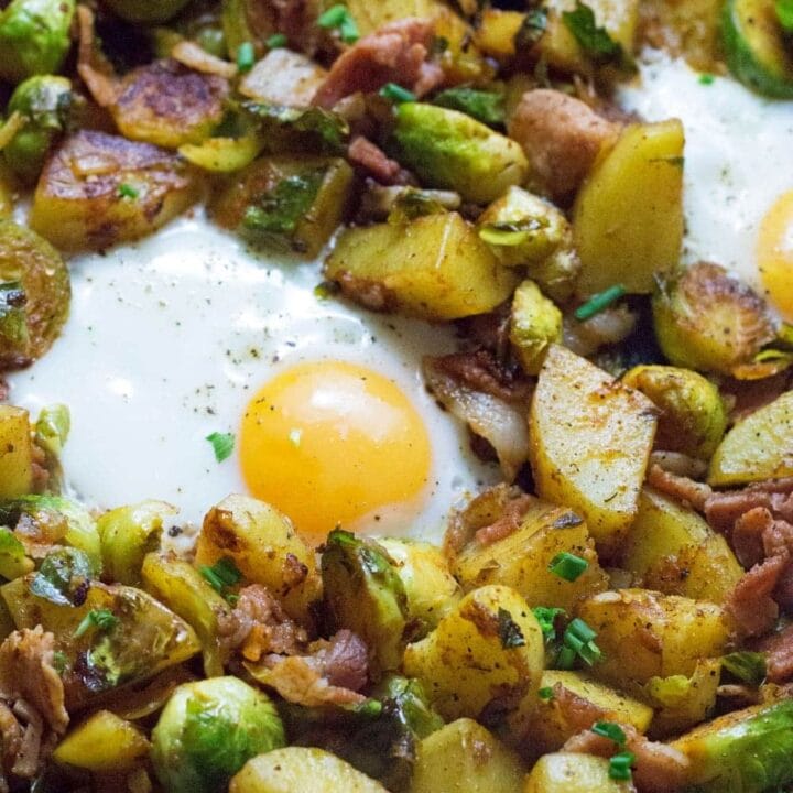 This Brussels sprout, potato & bacon breakfast hash is the perfect thing to start your morning! Crack in an egg or two & you've got a tasty morning meal.