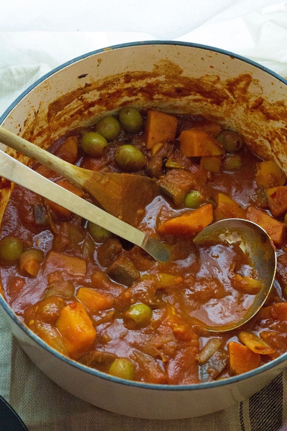 This squash & aubergine tagine is a delicious vegetarian dinner. Bursting with Moroccan flavour this tagine is healthy and suitable for vegans!