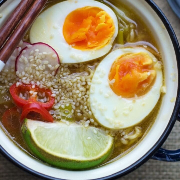 Looking for a delicious vegetarian dinner that can be made in 30 minutes or less? This easy vegetable ramen is the perfect thing!