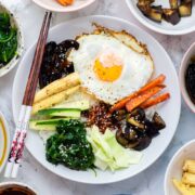 It's so easy to make this vegetable bibimbap and there's so many different ways you can make it your own! Don't forget the crispy fried egg & chilli sauce.