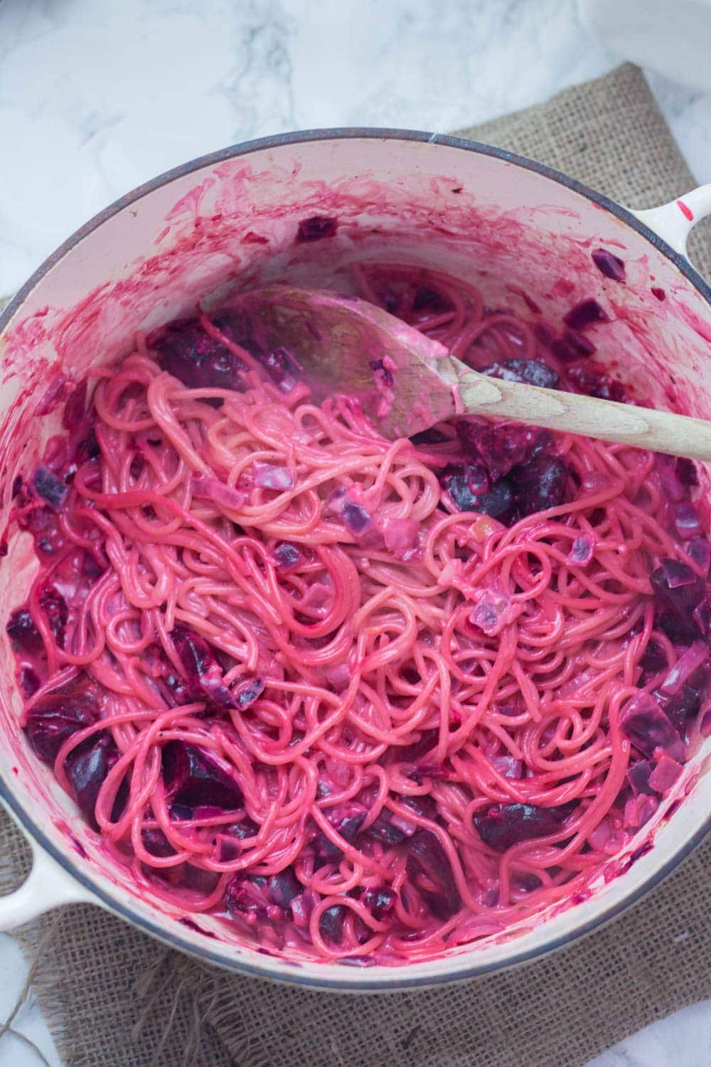 This roasted beetroot one-pot pasta is finished with a spoonful of goat's cheese. It's so easy and looks amazing, this dish is perfect comfort food! #beetroot #pasta #vegetarian #comfortfood