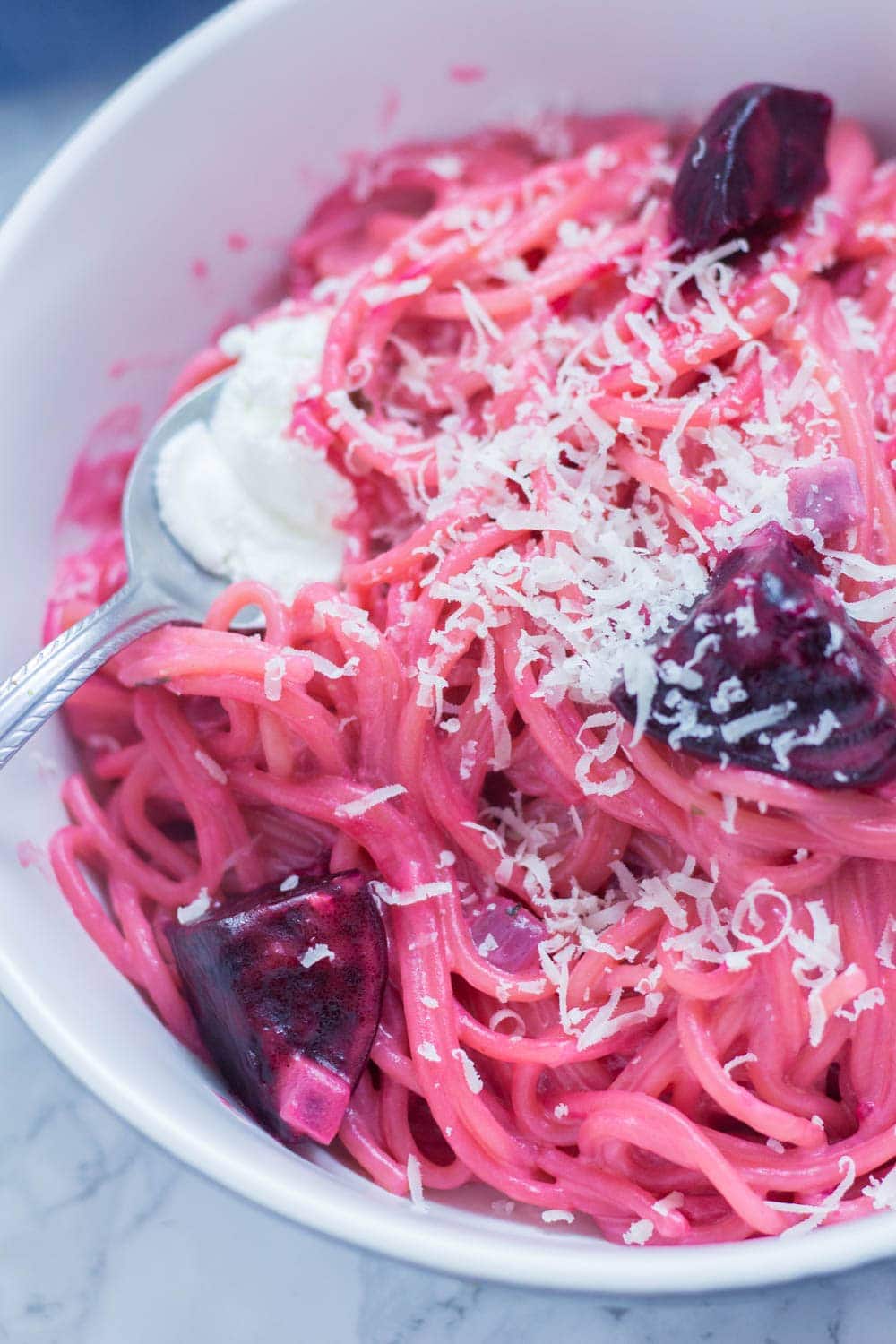 This roasted beetroot one-pot pasta is finished with a spoonful of goat's cheese. It's so easy and looks amazing, this dish is perfect comfort food! #beetroot #pasta #vegetarian #comfortfood