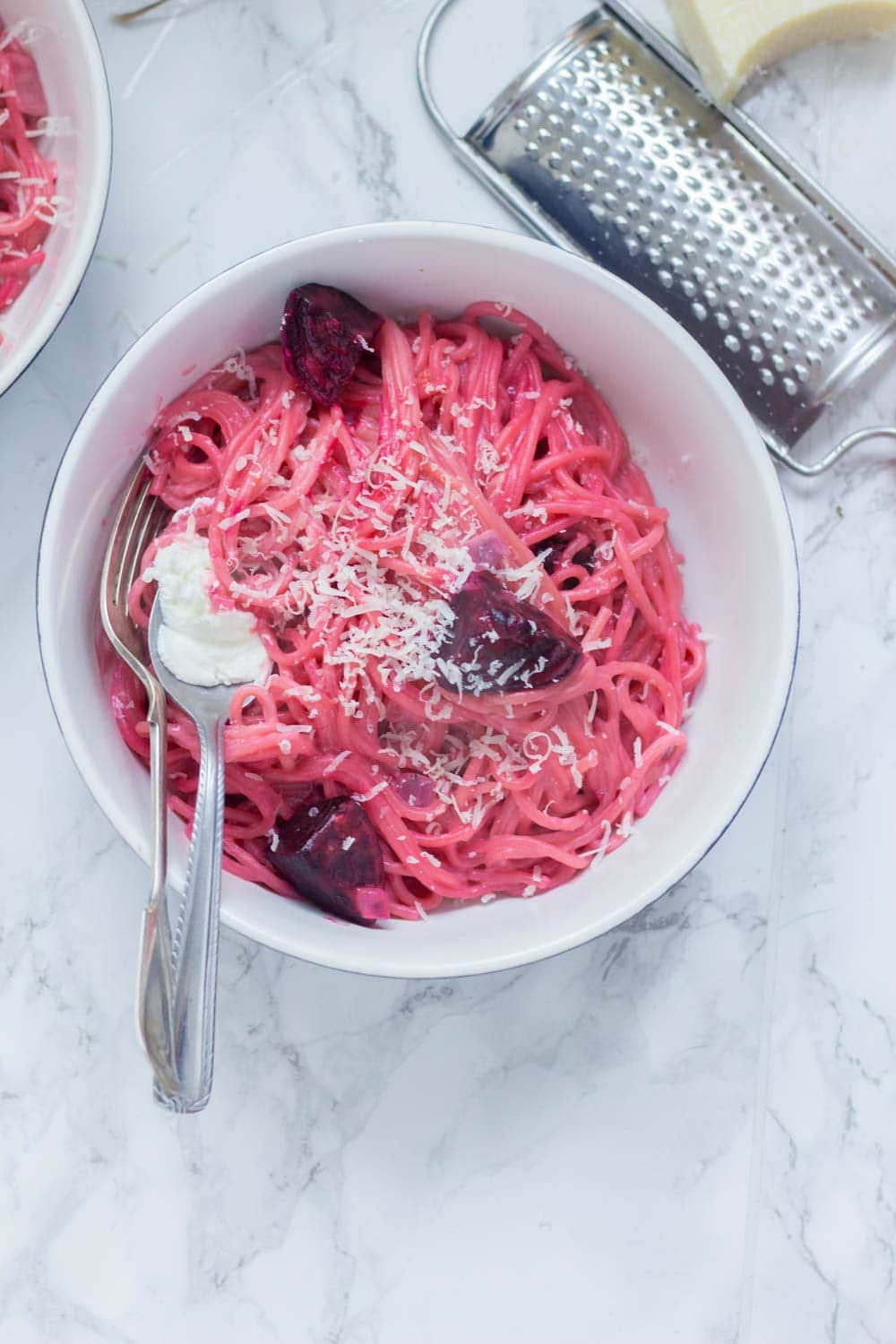 This roasted beetroot one-pot pasta is finished with a spoonful of goat's cheese. It's so easy and looks amazing, this dish is perfect comfort food! #beetroot #pasta #vegetarian #comfortfood