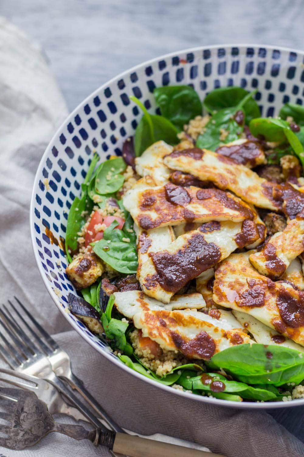 This harissa halloumi salad is so quick to make and is bursting with healthy ingredients! The salty halloumi is the perfect addition to this vegetarian dish. #vegetarian #salad #healthy #halloumi