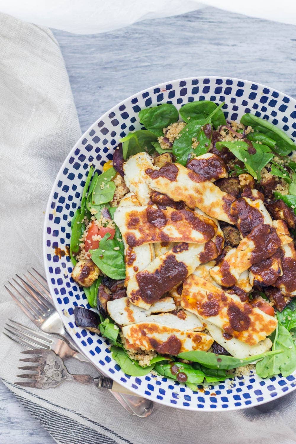 This harissa halloumi salad is so quick to make and is bursting with healthy ingredients! The salty halloumi is the perfect addition to this vegetarian dish. #vegetarian #salad #healthy #halloumi