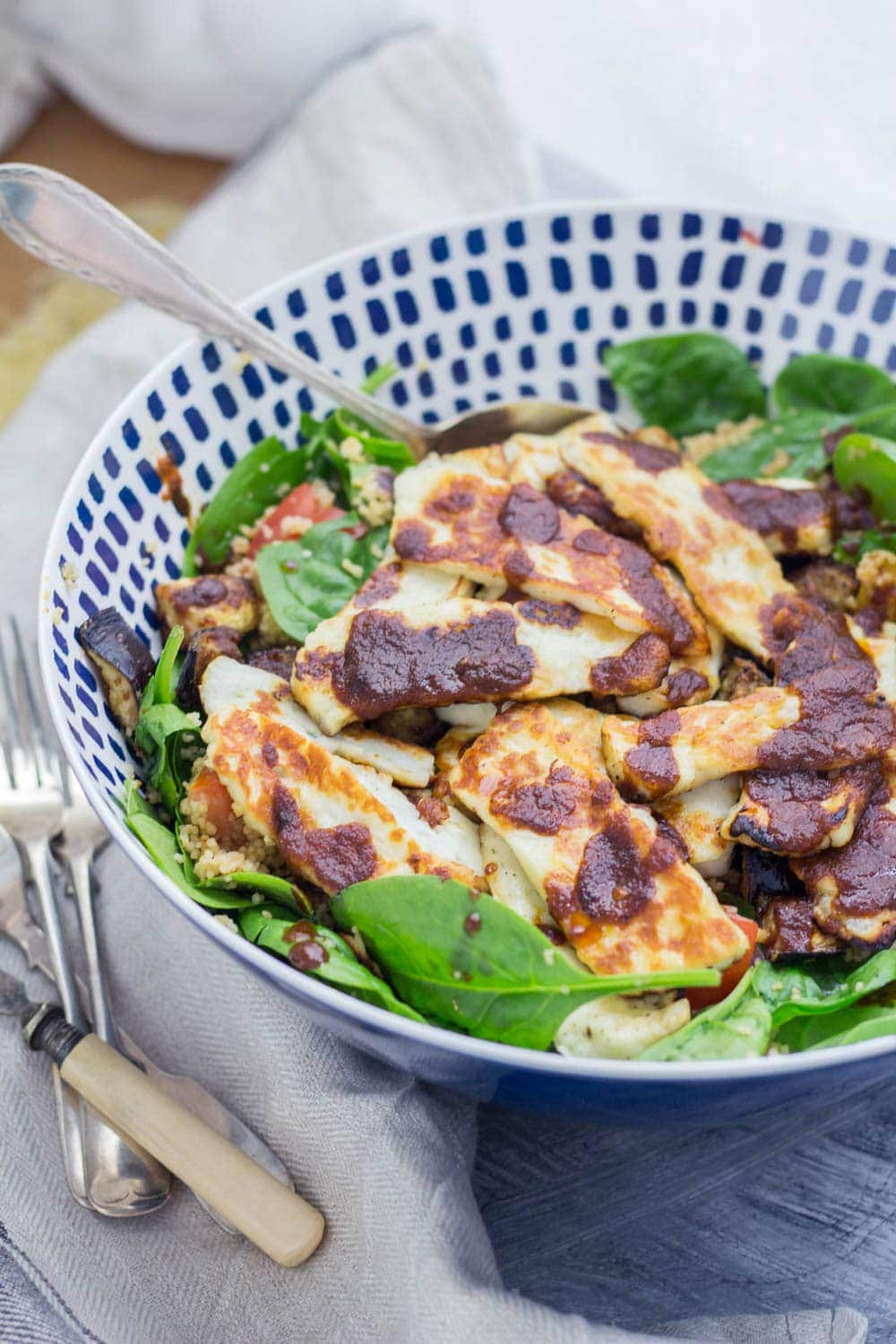 This harissa halloumi salad is so quick to make and is bursting with healthy ingredients! The salty halloumi is the perfect addition to this vegetarian dish. #vegetarian #salad #healthy #halloumi