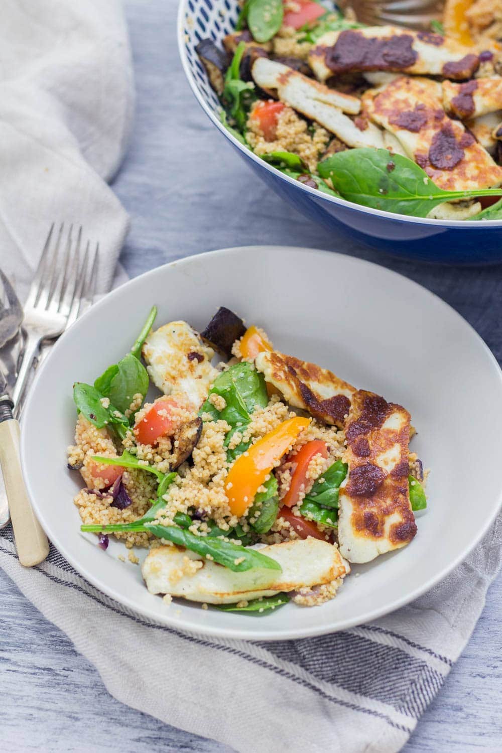 This harissa halloumi salad is so quick to make and is bursting with healthy ingredients! The salty halloumi is the perfect addition to this vegetarian dish. #vegetarian #salad #healthy #halloumi