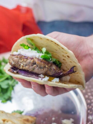 If you need a quick weeknight dinner that's guaranteed to impress then this Moroccan lamb burger flatbread recipe is what you need! #lamb #burger #dinner #recipe