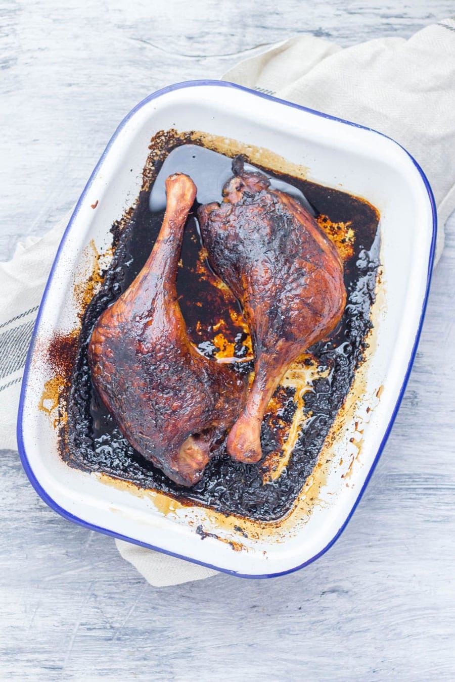 Japanese roast duck legs are shredded and served over sticky rice with pak choi, chilli and perfectly soft fried egg for a tasty dinner all in one bowl! #japanese #duck #roastduck #recipe #healthyrecipe