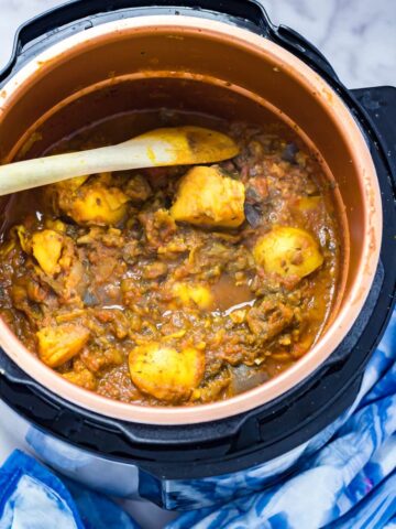 Pressure Cooker Curry with Potato & Aubergine. You won't believe how quick and easy this pressure cooker curry is! It's perfect for an instant pot or any electric pressure cooker. Serve with rice for a healthy vegetarian dinner. #curry#pressurecooker #instantpot #vegetarian #curry