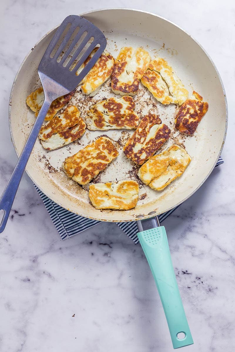 How to cook halloumi. Fried halloumi in a ceramic frying pan