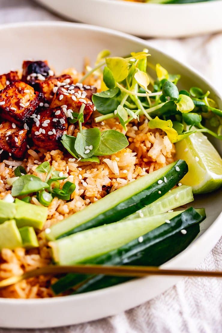 Spicy rice bowls with cucumber and greens