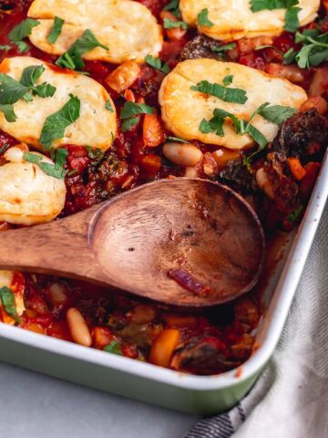 Spoon in halloumi bake with kale