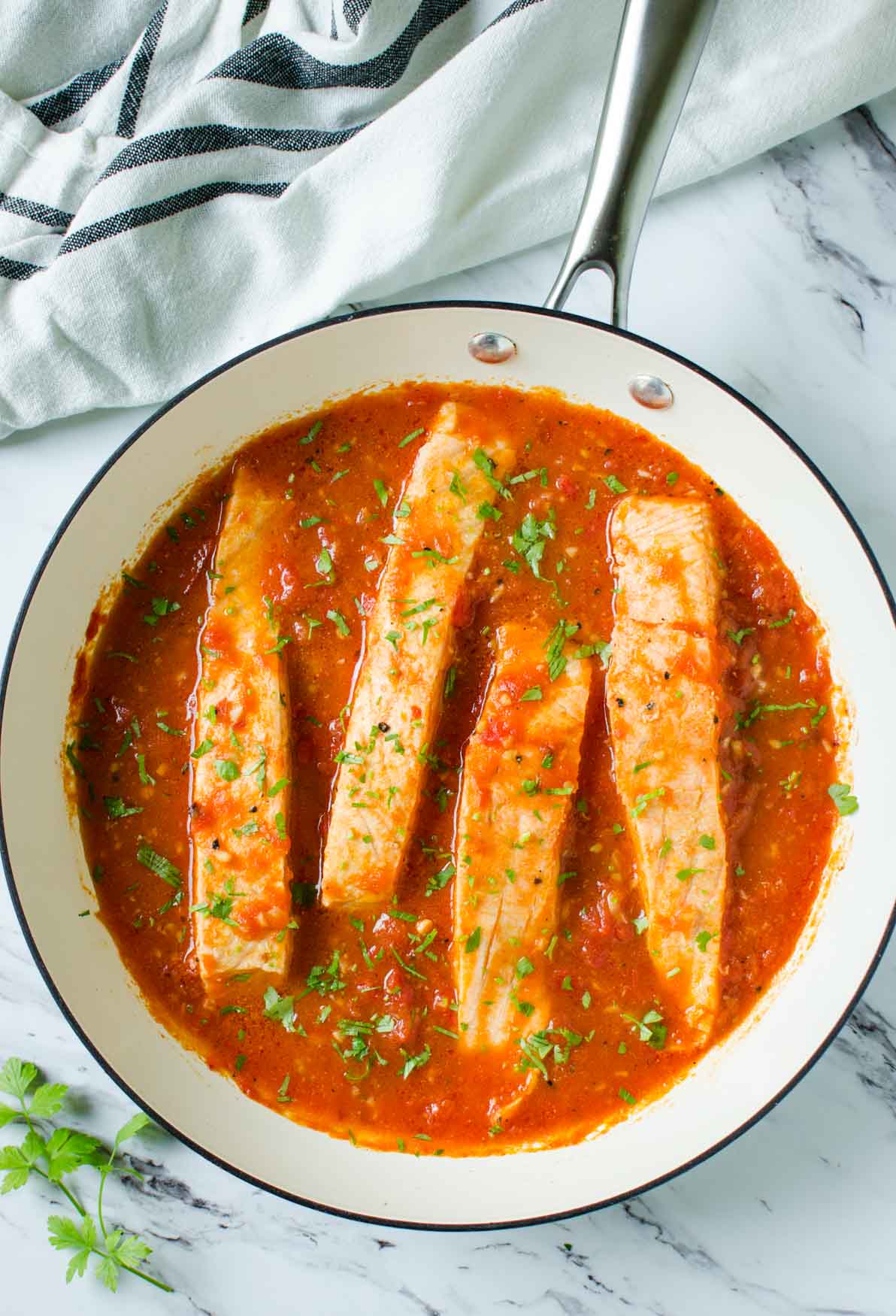 Garlic salmon in tomato sauce