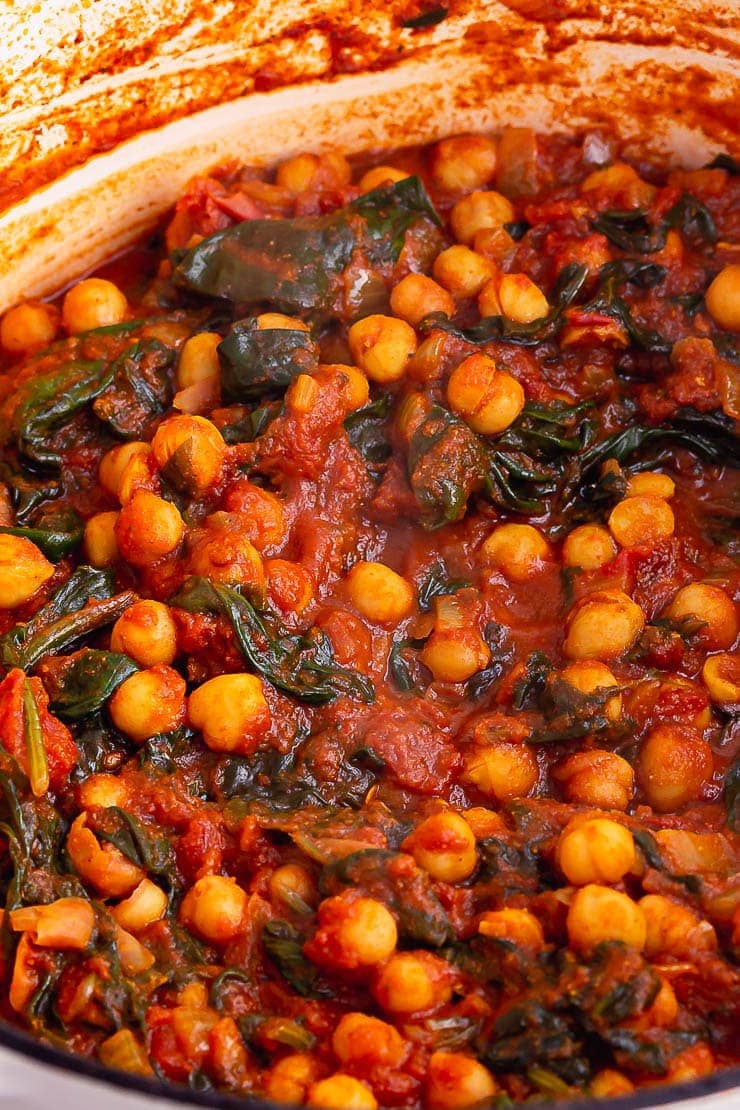 Close up of spinach curry with chickpeas 